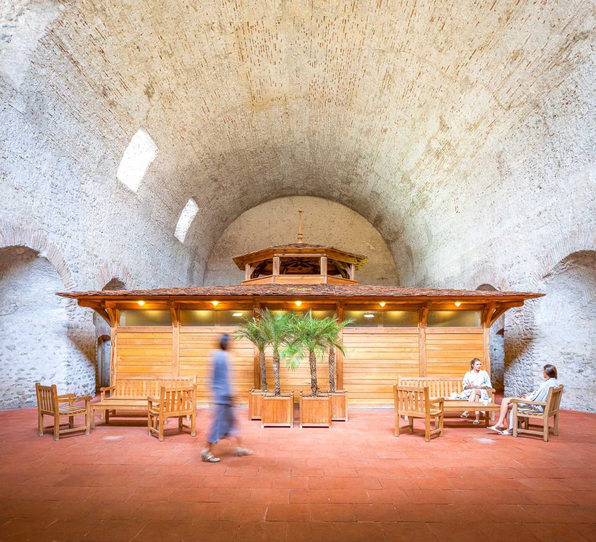 Les thermes romains d'Amélie-les-Bains sont un témoignage impressionnant de l'architecture antique, nichés dans le cœur des Pyrénées-Orientales. Construites à l'époque de l'Empire romain, ces thermes sont parmi les plus anciens en France, toujours en activité. Ils sont réputés pour leurs sources d'eau chaude naturellement riche en soufre, jaillissant à plus de 60°C, utilisées depuis des millénaires pour leurs bienfaits thérapeutiques. Ils font partis des lieux de visites incontournables du Vallespir Canigó.