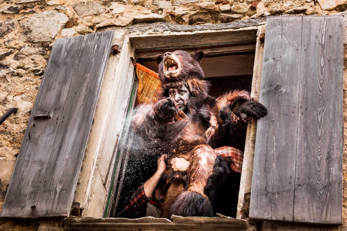 La Fête de l’Ours est une tradition ancestrale célébrée dans plusieurs villages des Pyrénées, notamment à Prats-de-Mollo, Arles-sur-Tech et Saint-Laurent-de-Cerdans. Elle symbolise la fin de l’hiver et l’arrivée du printemps, mêlant légendes locales et rituels anciens. Le point central de cette fête est la capture et la transformation de l’ours, représentant la nature sauvage, par les chasseurs. L’ours, souvent incarné par un villageois, est maquillé de noir et enchaîne des courses à travers les rues, poursuivi par les chasseurs. La fête se termine par la « Raseta », moment où l’ours est symboliquement apprivoisé et devient humain. Cette célébration mêle folklore, déguisements et festivités, reflétant l’identité culturelle des Pyrénées.