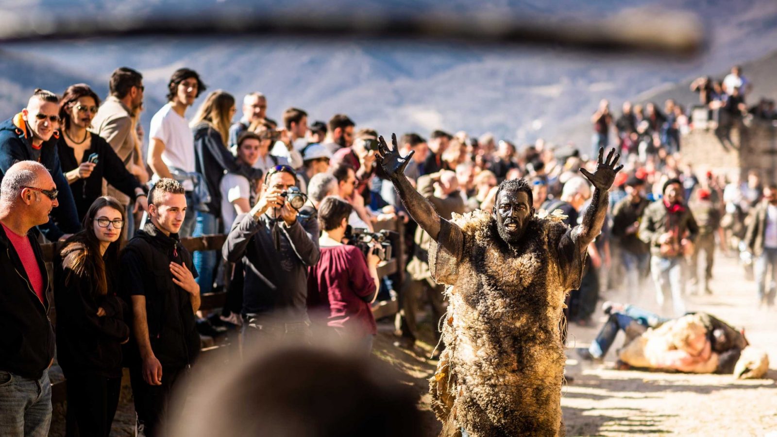 La Fête de l’Ours est une tradition ancestrale célébrée dans plusieurs villages des Pyrénées, notamment à Prats-de-Mollo, Arles-sur-Tech et Saint-Laurent-de-Cerdans. Elle symbolise la fin de l’hiver et l’arrivée du printemps, mêlant légendes locales et rituels anciens. Le point central de cette fête est la capture et la transformation de l’ours, représentant la nature sauvage, par les chasseurs. L’ours, souvent incarné par un villageois, est maquillé de noir et enchaîne des courses à travers les rues, poursuivi par les chasseurs. La fête se termine par la « Raseta », moment où l’ours est symboliquement apprivoisé et devient humain. Cette célébration mêle folklore, déguisements et festivités, reflétant l’identité culturelle des Pyrénées.
