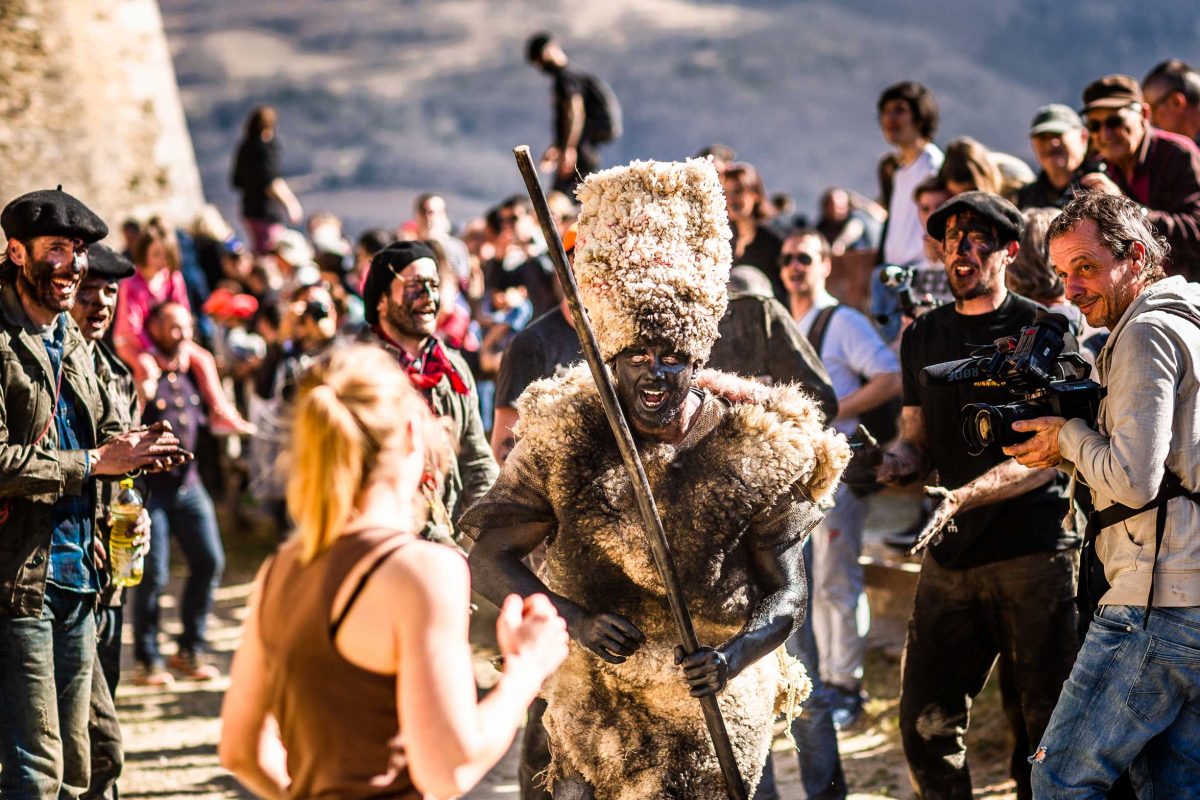 La Fête de l’Ours est une tradition ancestrale célébrée dans plusieurs villages des Pyrénées, notamment à Prats-de-Mollo, Arles-sur-Tech et Saint-Laurent-de-Cerdans. Elle symbolise la fin de l’hiver et l’arrivée du printemps, mêlant légendes locales et rituels anciens. Le point central de cette fête est la capture et la transformation de l’ours, représentant la nature sauvage, par les chasseurs. L’ours, souvent incarné par un villageois, est maquillé de noir et enchaîne des courses à travers les rues, poursuivi par les chasseurs. La fête se termine par la « Raseta », moment où l’ours est symboliquement apprivoisé et devient humain. Cette célébration mêle folklore, déguisements et festivités, reflétant l’identité culturelle des Pyrénées.