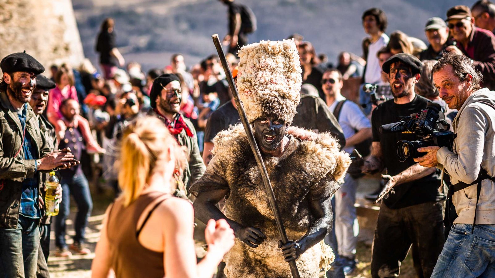 La Fête de l’Ours est une tradition ancestrale célébrée dans plusieurs villages des Pyrénées, notamment à Prats-de-Mollo, Arles-sur-Tech et Saint-Laurent-de-Cerdans. Elle symbolise la fin de l’hiver et l’arrivée du printemps, mêlant légendes locales et rituels anciens. Le point central de cette fête est la capture et la transformation de l’ours, représentant la nature sauvage, par les chasseurs. L’ours, souvent incarné par un villageois, est maquillé de noir et enchaîne des courses à travers les rues, poursuivi par les chasseurs. La fête se termine par la « Raseta », moment où l’ours est symboliquement apprivoisé et devient humain. Cette célébration mêle folklore, déguisements et festivités, reflétant l’identité culturelle des Pyrénées.