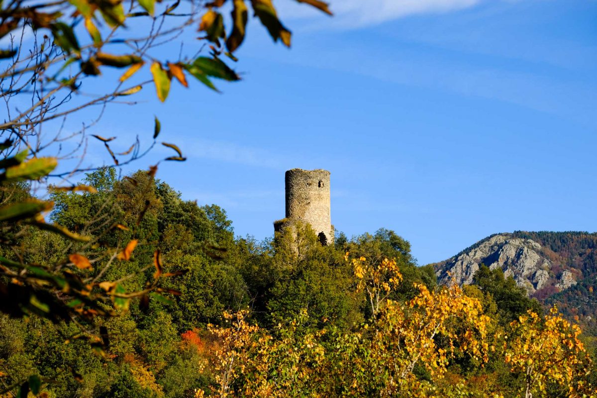 La Tour de Corsavy surplombant le village était en lien avec la Tour de Batère et alertait le château féodal et le village.