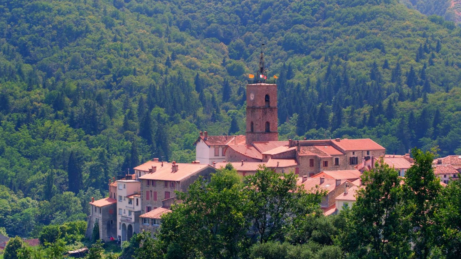 Saint-Laurent-de-Cerdans est un centre d’artisanat traditionnel, notamment dans la fabrication d'espadrille. Le village est également réputé pour son ambiance chaleureuse et son patrimoine culturel riche.