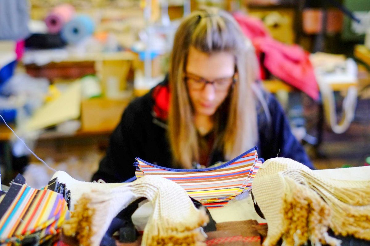 Création Catalane. C’est au XIXème siècle, à St Laurent de Cerdans, qu’est née la formidable histoire de l’espadrille, l’histoire d’un artisanat ancestral devenu une industrie florissante qui a fait vivre toute une vallée pendant prés de cent ans. Un lieu emblématique qui fait du Vallespir Canigó une terre d'histoire et de patrimoine.