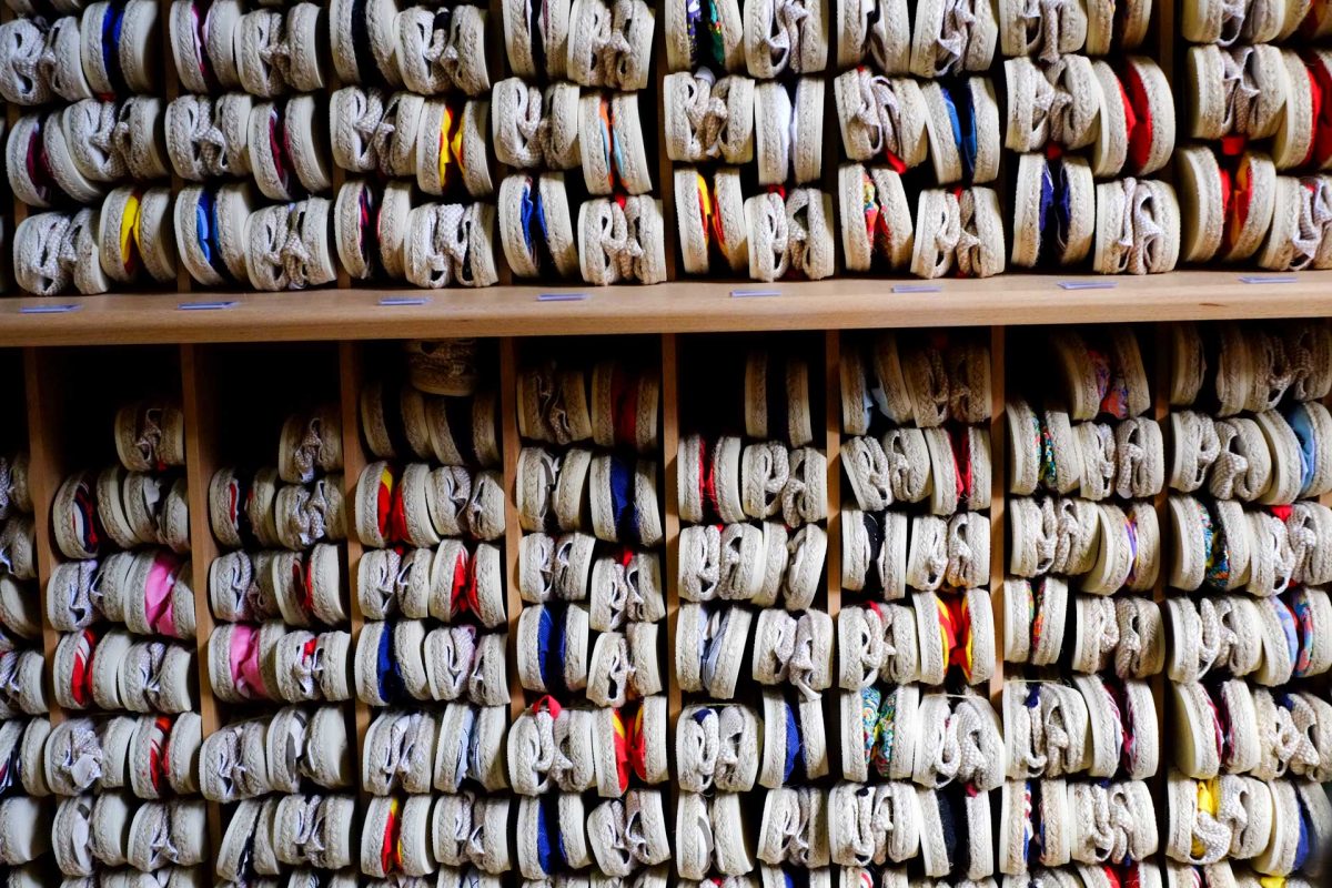 Création Catalane. C’est au XIXème siècle, à St Laurent de Cerdans, qu’est née la formidable histoire de l’espadrille, l’histoire d’un artisanat ancestral devenu une industrie florissante qui a fait vivre toute une vallée pendant prés de cent ans.