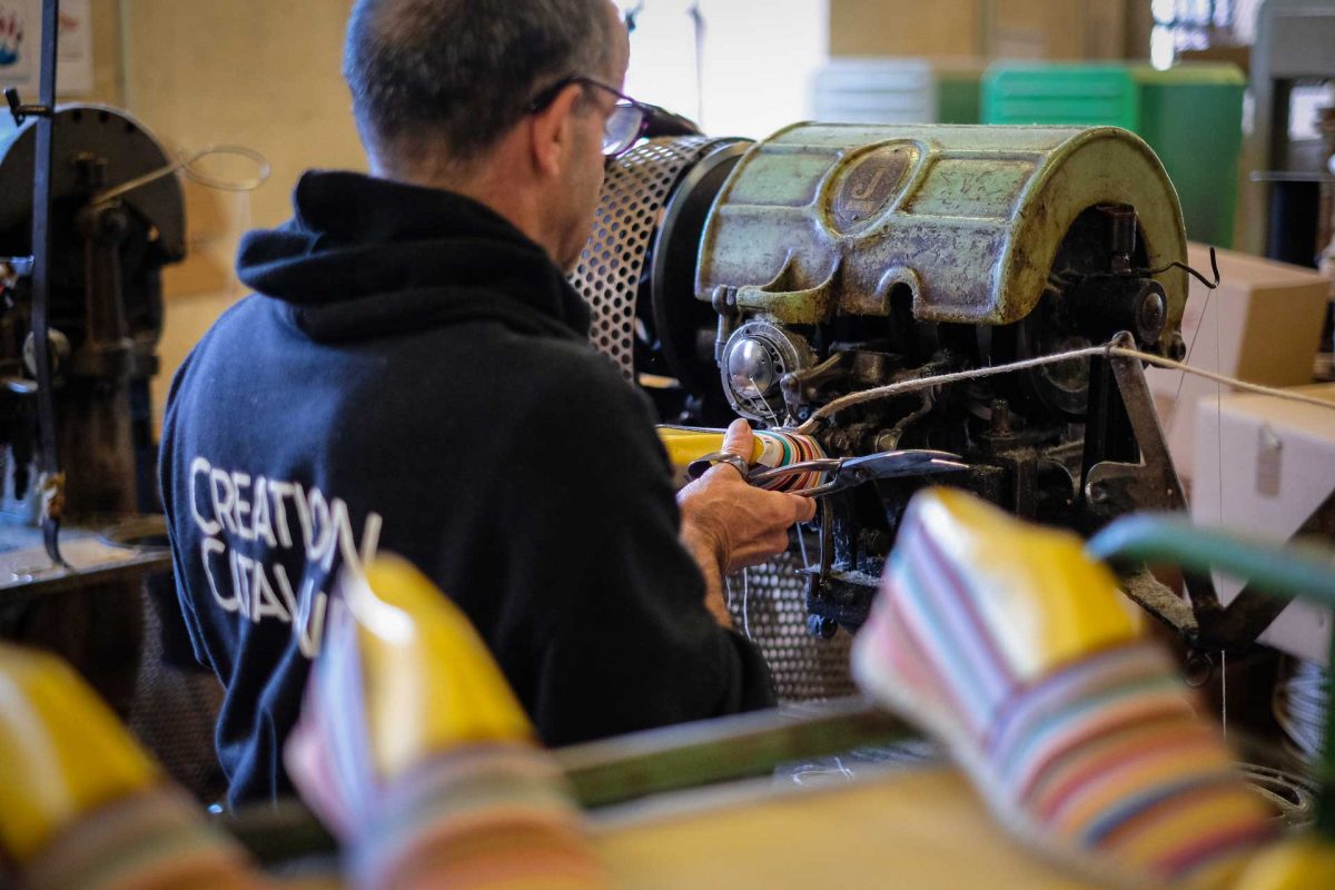 Création Catalane. C’est au XIXème siècle, à St Laurent de Cerdans, qu’est née la formidable histoire de l’espadrille, l’histoire d’un artisanat ancestral devenu une industrie florissante qui a fait vivre toute une vallée pendant prés de cent ans. Un lieu emblématique qui fait du Vallespir Canigó une terre d'histoire et de patrimoine.