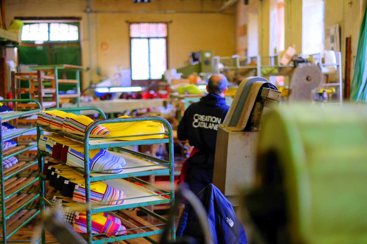 Création Catalane. C’est au XIXème siècle, à St Laurent de Cerdans, qu’est née la formidable histoire de l’espadrille, l’histoire d’un artisanat ancestral devenu une industrie florissante qui a fait vivre toute une vallée pendant prés de cent ans. Un lieu emblématique qui fait du Vallespir Canigó une terre d'histoire et de patrimoine.