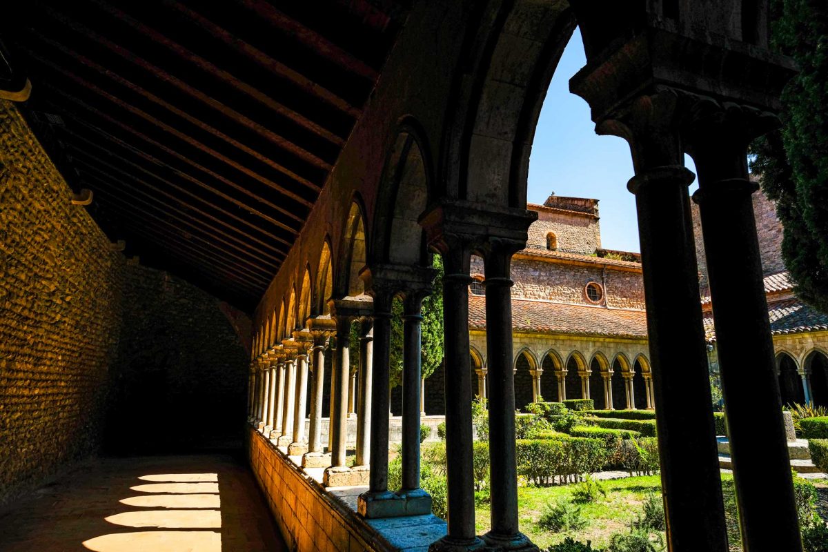 Abbaye Bénédictine fondée en 778, l'abbaye Sainte-Marie peut s'enorgueillir d'être la plus ancienne abbaye carolingienne de Catalogne. L'église romane à trois nefs abrite un grand orgue Schmidt du XVIII° siècle. Le cloître gothique du XIII° siècle est accolé à l'église. Sur le parvis de l'église, une sainte tombe, sarcophage du VIᵉ siècle, sécrète de façon inexplicable de l'eau claire depuis qu'il abrita les reliques des Saints Abdon et Sennen.