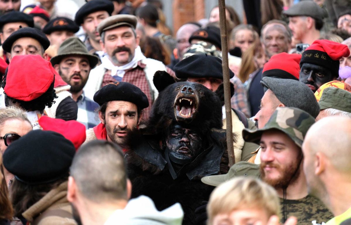 La Fête de l’Ours est une tradition ancestrale célébrée dans plusieurs villages des Pyrénées, notamment à Prats-de-Mollo, Arles-sur-Tech et Saint-Laurent-de-Cerdans. Elle symbolise la fin de l’hiver et l’arrivée du printemps, mêlant légendes locales et rituels anciens. Le point central de cette fête est la capture et la transformation de l’ours, représentant la nature sauvage, par les chasseurs. L’ours, souvent incarné par un villageois, est maquillé de noir et enchaîne des courses à travers les rues, poursuivi par les chasseurs. La fête se termine par la « Raseta », moment où l’ours est symboliquement apprivoisé et devient humain. Cette célébration mêle folklore, déguisements et festivités, reflétant l’identité culturelle des Pyrénées.