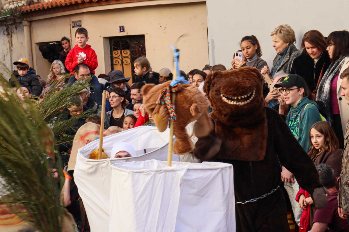 La Fête de l’Ours est une tradition ancestrale célébrée dans plusieurs villages des Pyrénées, notamment à Prats-de-Mollo, Arles-sur-Tech et Saint-Laurent-de-Cerdans. Elle symbolise la fin de l’hiver et l’arrivée du printemps, mêlant légendes locales et rituels anciens. Le point central de cette fête est la capture et la transformation de l’ours, représentant la nature sauvage, par les chasseurs. L’ours, souvent incarné par un villageois, est maquillé de noir et enchaîne des courses à travers les rues, poursuivi par les chasseurs. La fête se termine par la « Raseta », moment où l’ours est symboliquement apprivoisé et devient humain. Cette célébration mêle folklore, déguisements et festivités, reflétant l’identité culturelle des Pyrénées.