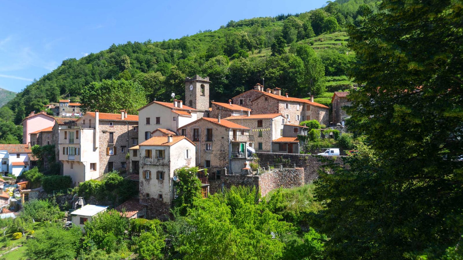 Village transfrontalier, le plus au sud de France Continentale. Jolies petites maisons de granit rose entre ses deux rivières Le Taix et Le Lamanère. Son nom issu du bas latin «Minera» signiant minerai évoque l’activité minière présente depuis le XIVème siècle. Un lieu unique qui font du Vallespir Canigó une véritable terre d'histoire et de patrimoine.