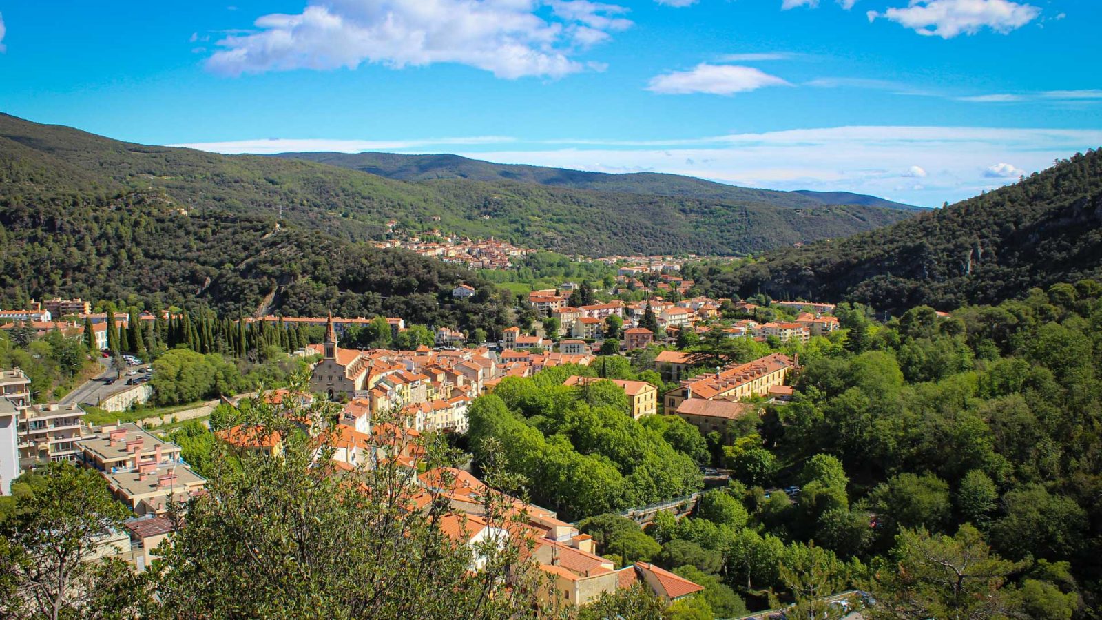 Amélie-les-Bains-Palalda, célèbre pour ses thermes Romains, se trouve le village médiéval de Palalda, véritable bijou où les ruelles pavées et les vieilles pierres racontent l’histoire ancienne.