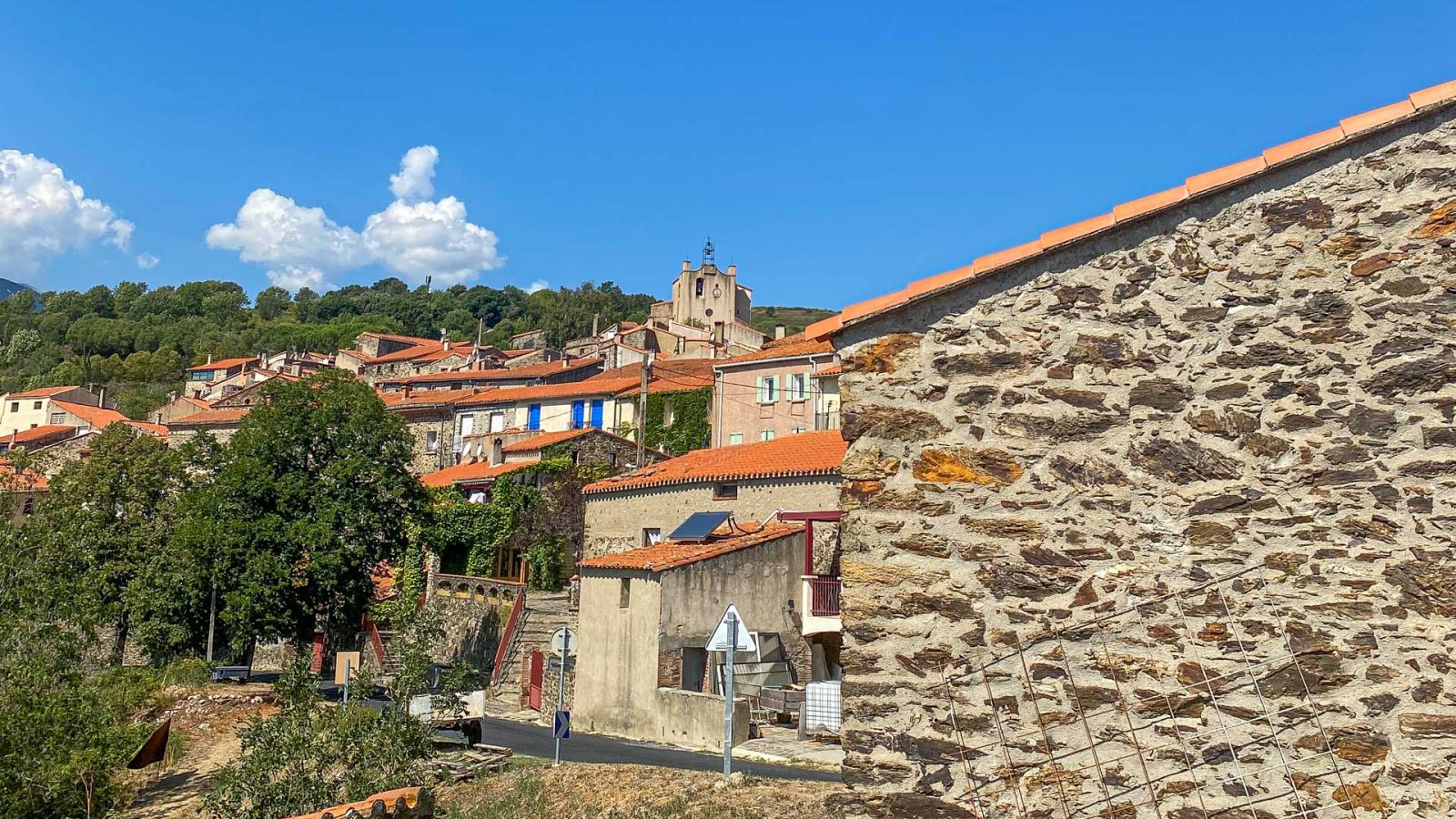 Saint-Marsal offre un aperçu charmant de la vie villageoise avec ses rues pavées et ses maisons anciennes. C’est un lieu où l’histoire et la tranquillité se rencontrent pour offrir une expérience authentique.