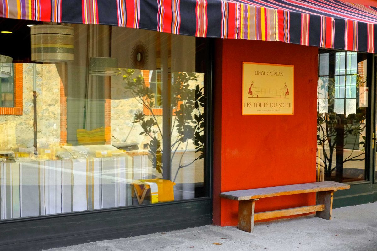 Le tissage est un savoir-faire catalan réputé dans le monde. En lin ou en coton, les tissus réalisés servent à la confection de linge de maison de grande qualité ou encore aux espadrilles et Vigatanes En 1993 Henri et Françoise Quinta reprennent l’usine historique Sans et Garcerie fondée en 1897. L’usine Les Toiles du Soleil à Saint-Laurent-de-Cerdans devient l’une des dernières en fonction. Elle est labellisée ENTREPRISE DU PATRIMOINE VIVANT avec des points de vente et des boutiques sur tous les continents. Les toiles du soleil, un lieux emblématique qui fait du Vallespir Canigó une véritable terre d'histoire et de patrimoine.