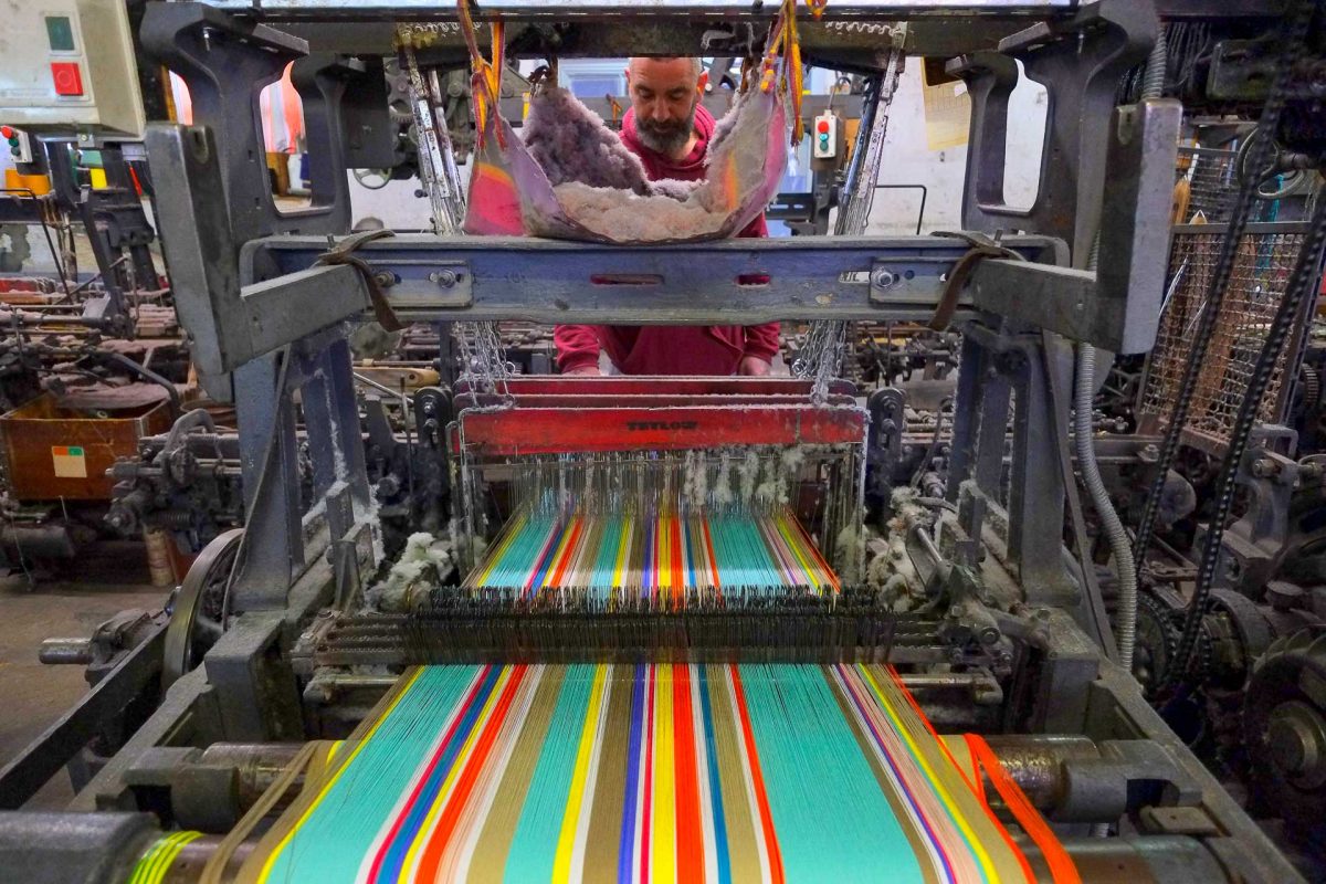 Le tissage est un savoir-faire catalan réputé dans le monde. En lin ou en coton, les tissus réalisés servent à la confection de linge de maison de grande qualité ou encore aux espadrilles et Vigatanes En 1993 Henri et Françoise Quinta reprennent l’usine historique Sans et Garcerie fondée en 1897. L’usine Les Toiles du Soleil à Saint-Laurent-de-Cerdans devient l’une des dernières en fonction. Elle est labellisée ENTREPRISE DU PATRIMOINE VIVANT avec des points de vente et des boutiques sur tous les continents. Les toiles du soleil, un lieux emblématique qui fait du Vallespir Canigó une véritable terre d'histoire et de patrimoine.