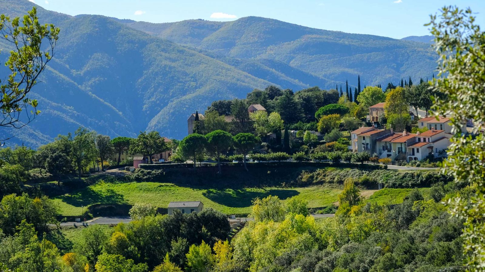 Montbolo est un village plein de caractère avec une histoire fascinante et des vues spectaculaires. Explorez ses monuments historiques et profitez des panoramas sur la région environnante.