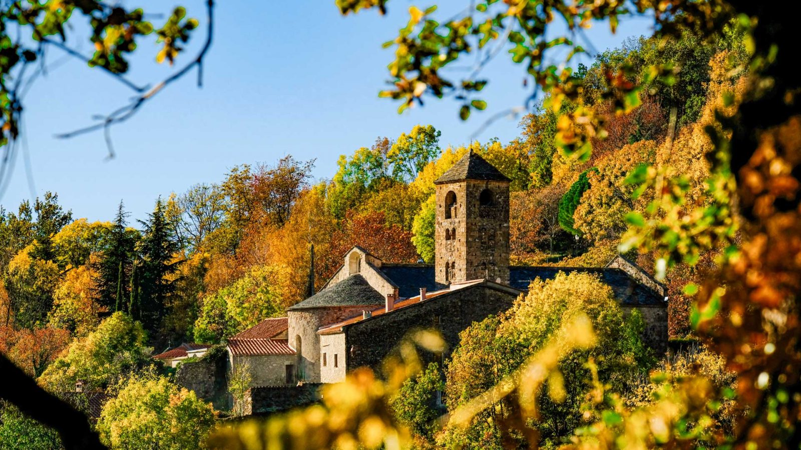Dédiée à la Vierge, l'église Sainte-Marie de Mollet du XIIème siècle est classée monument historique. A l'interieur un intéressant sarcophage de 1322, un encensoir au poinçon de Perpignan daté de 1637 et un beau retable ornent le maître-autel exécuté de 1708 à 1725. Un lieu emblématique qui fait du Vallespir Canigó, une terre d'histoire et de patrimoine.