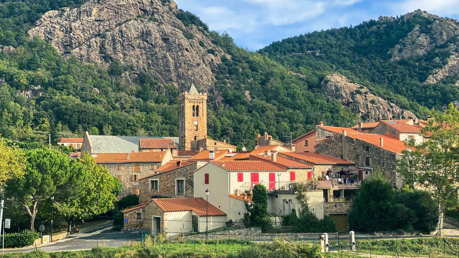 Coustouges se distingue par son ambiance paisible et ses panoramas exceptionnels. Ce village est un lieu idéal pour apprécier la beauté naturelle du Vallespir et se ressourcer loin de l’agitation urbaine.