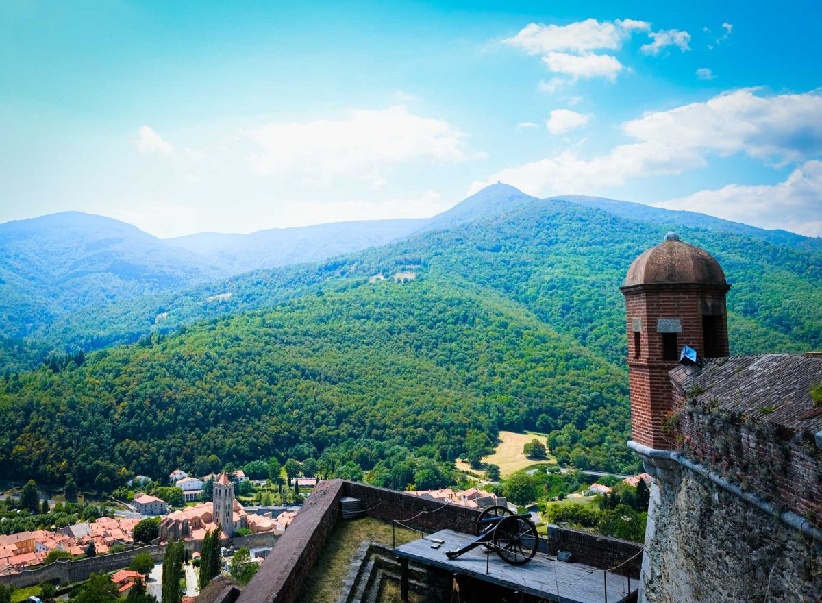 Vue depuis le Fort de Prats-de-Mollo Admirez depuis les remparts du Fort de Prats-de-Mollo une vue panoramique sur la vallée du Tech et les montagnes pyrénéennes. Ce fort, construit pour protéger la frontière franco-espagnole, offre un cadre spectaculaire avec ses bastions et son architecture historique, surplombant le village pittoresque de Prats-de-Mollo niché dans la vallée.