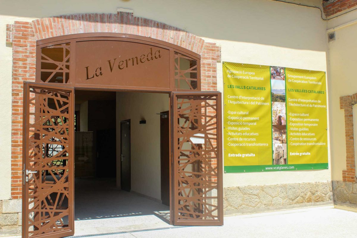 Situé à Prats-de-Mollo, la Verneda, centre d'interprétation des Vallées Catalanes met en lumière l’histoire et la culture partagée entre la France et l’Espagne dans les Pyrénées. Ce centre offre aux visiteurs une plongée au cœur des échanges, des conflits et des coopérations qui ont marqué la frontière, à travers des expositions et des témoignages historiques. Un lieu éducatif interactif incontournable pour mieux comprendre le patrimoine transfrontalier. Une terre d'histoire et de patrimoine.