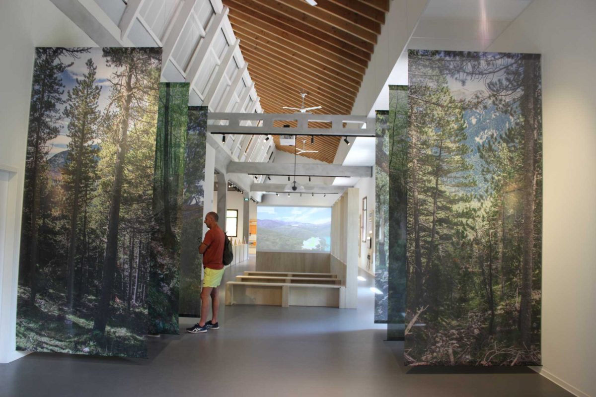 Situé à Prats-de-Mollo, la Verneda, centre d'interprétation des Vallées Catalanes met en lumière l’histoire et la culture partagée entre la France et l’Espagne dans les Pyrénées. Ce centre offre aux visiteurs une plongée au cœur des échanges, des conflits et des coopérations qui ont marqué la frontière, à travers des expositions et des témoignages historiques. Un lieu éducatif interactif incontournable pour mieux comprendre le patrimoine transfrontalier.