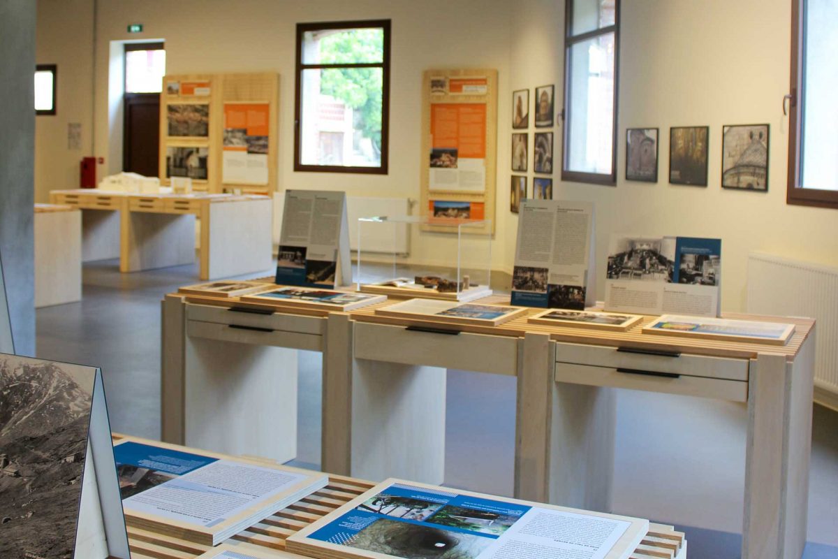Situé à Prats-de-Mollo, la Verneda, centre d'interprétation des Vallées Catalanes met en lumière l’histoire et la culture partagée entre la France et l’Espagne dans les Pyrénées. Ce centre offre aux visiteurs une plongée au cœur des échanges, des conflits et des coopérations qui ont marqué la frontière, à travers des expositions et des témoignages historiques. Un lieu éducatif interactif incontournable pour mieux comprendre le patrimoine transfrontalier. Un lieu emblématique qui fait du Vallespir Canigó une terre d'histoire et de patrimoine.