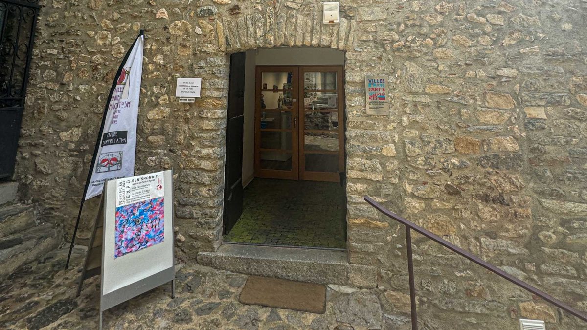 Un des lieux de visites en Vallespir Canigó : LeMusée Al Casal de Palalda : Le centre muséal, offre aux visiteurs des espaces d’expositions dédiés à la découverte du territoire et du patrimoine local grâce aux panneaux du Centre d’interprétation de l’architecture et du patrimoine (CIAP) du Pays d’art et d’histoire transfrontalier (PAHT) Les vallées catalanes. Vous pourrez également découvrir un centre d'interprétation Charles Rennie Mackintosh ainsi que des expositions temporaires d'art contemporain.