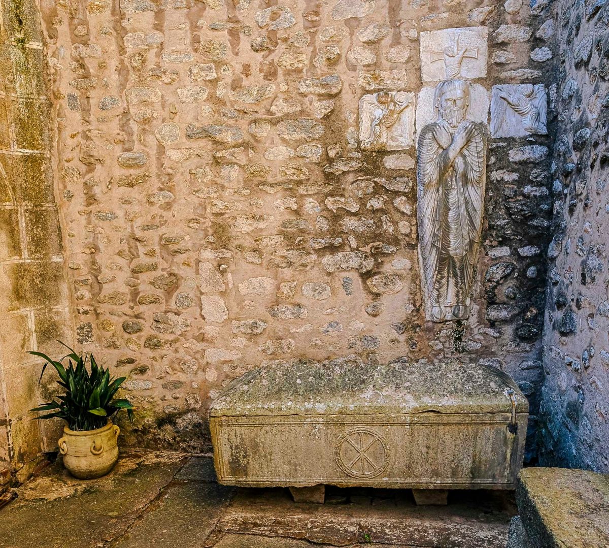 La Sainte Tombe d'Arles-sur-Tech est un sarcophage antique d'où jaillit une source d'eau pure de manière mystérieuse, attirant pèlerins et curieux depuis des siècles. Un des lieux de visites incontournable !