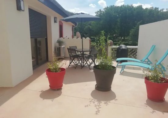 GÎTE AU BORD DU LAC DES ESCOUMES