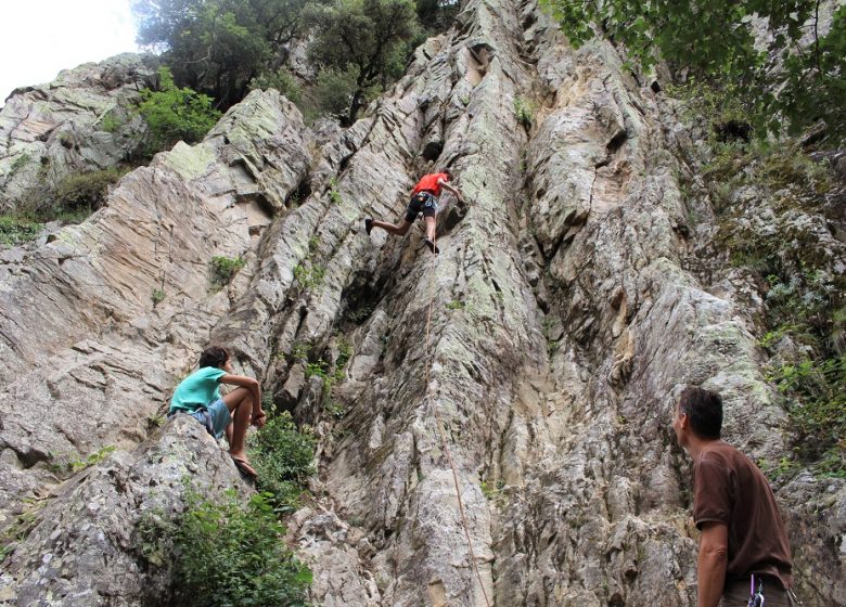 SITE D’ESCALADE DANS LES GORGES DU CADY